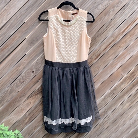 ModCloth Lace & pearl cream dress w/ black tulle. - Picture 3 of 16